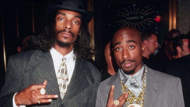  Snoop Dogg recuerda cuando se desmayó al ver a Tupac herido antes de su muerte  