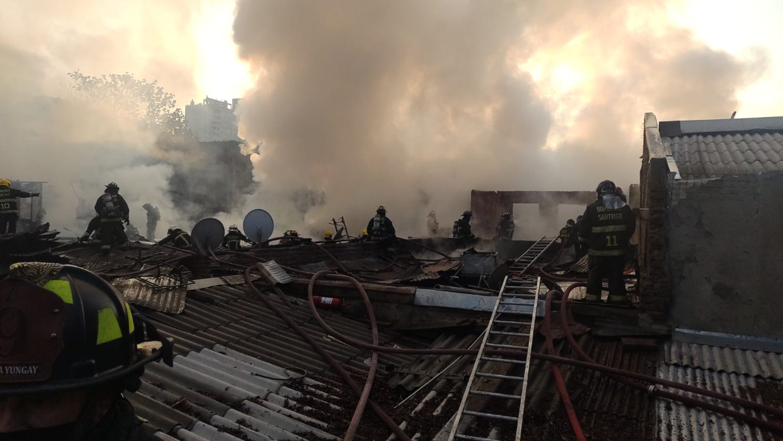 Incendio consumió un cité en el centro de Santiago: Dos personas fueron encontradas calcinadas