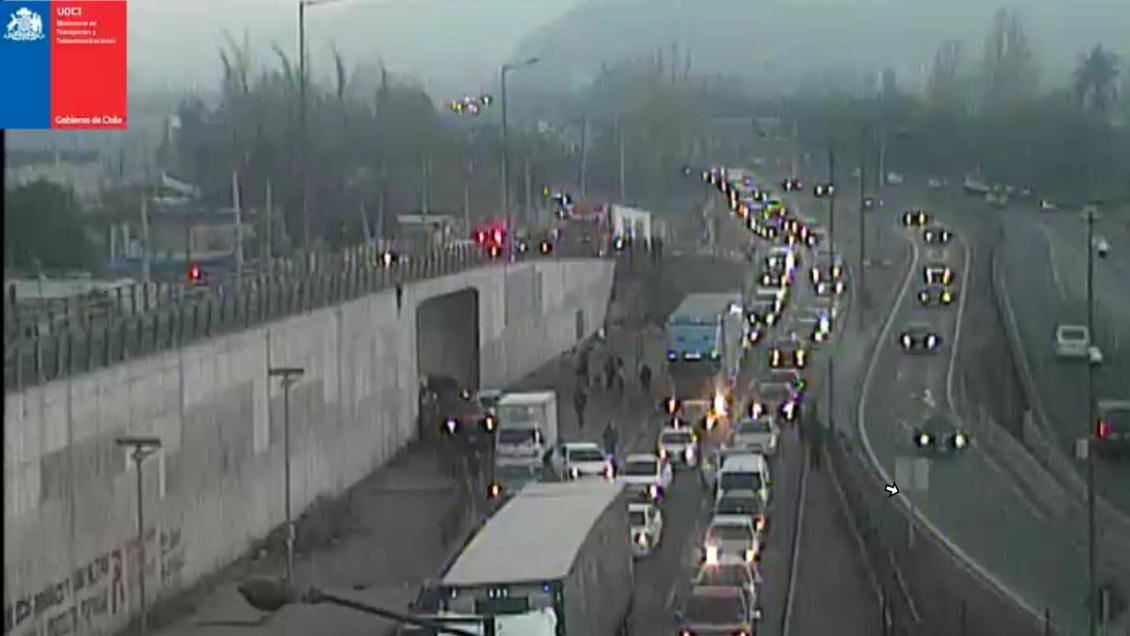 Carabinera frustró encerrona a camión en Américo Vespucio Norte