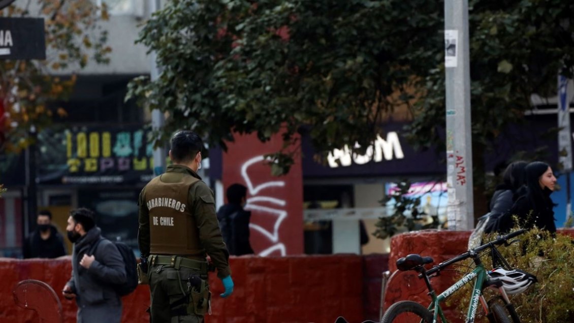 Carabineros investiga hallazgo de cuerpo en cercanías de Metro Santa Ana