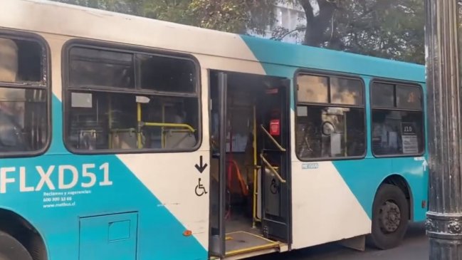  Encapuchados intentaron quemar bus del transporte público en el Liceo de Aplicación  