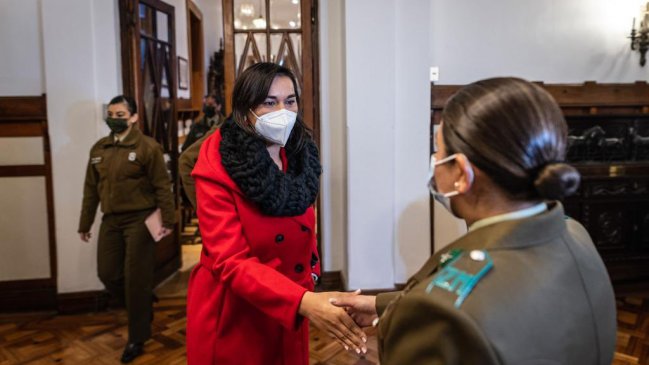 Ministra Siches visitó a carabinera que frustró encerrona en Vespucio Norte