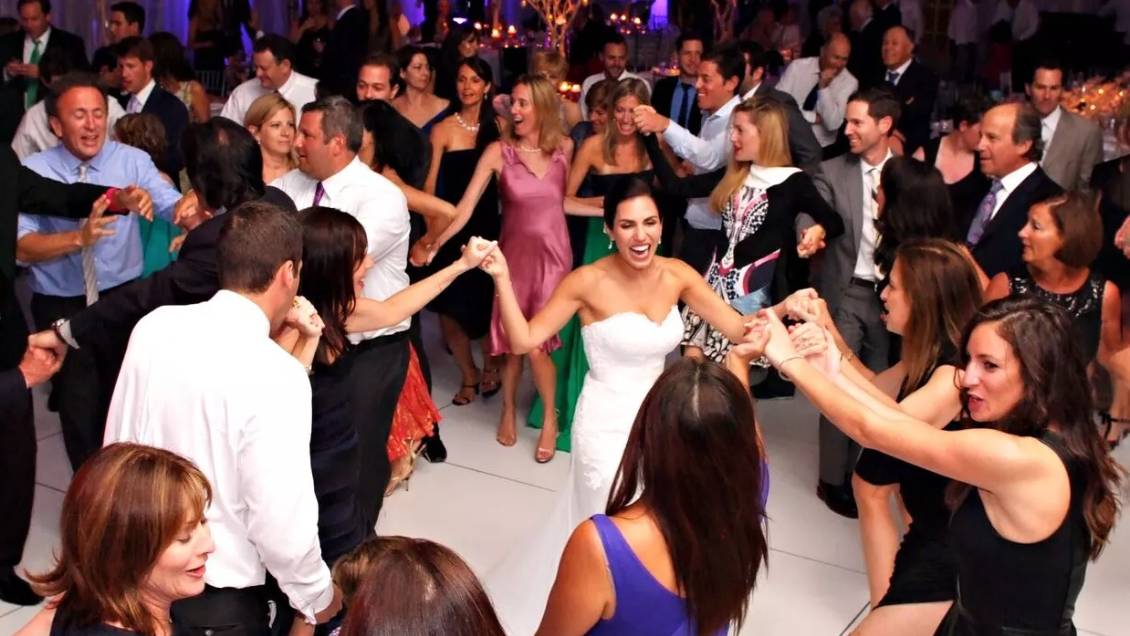 Spotify revela las canciones más populares para matrimonios y despedidas de solteras en Chile