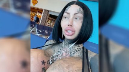 Modelo acusa que la echaron de un vuelo por sus senos de 10 kilos