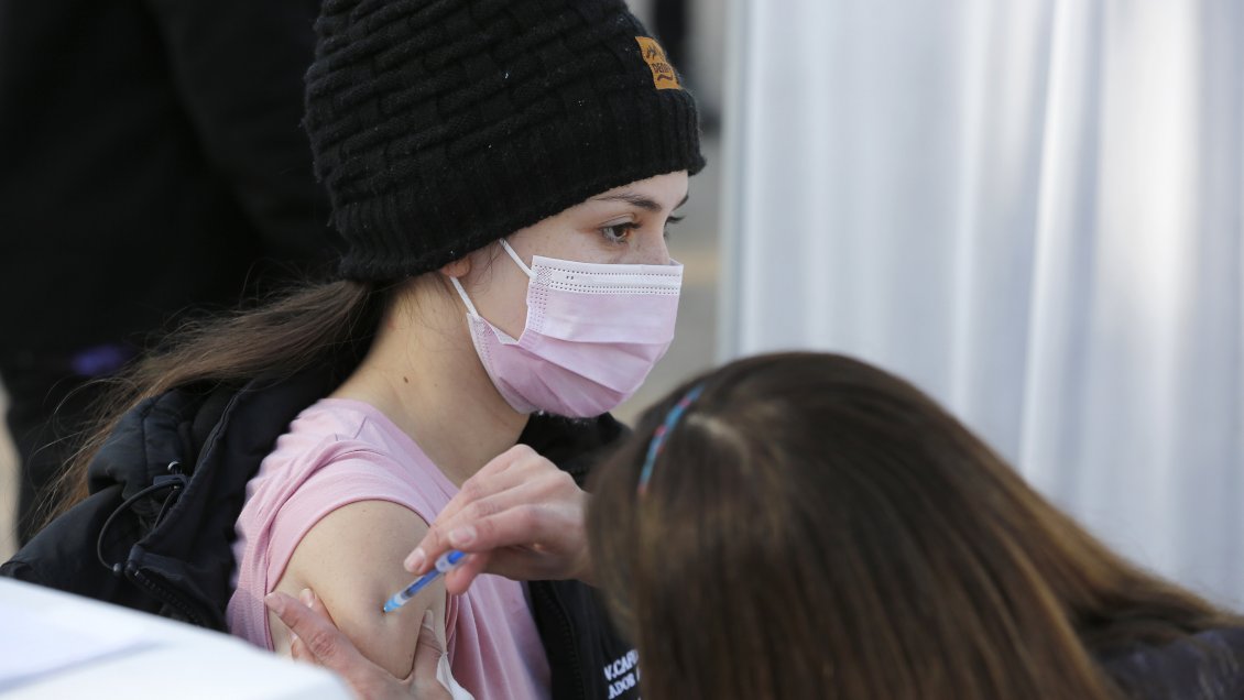 Casos globales de covid caen a su nivel más bajo desde la llegada de ómicron