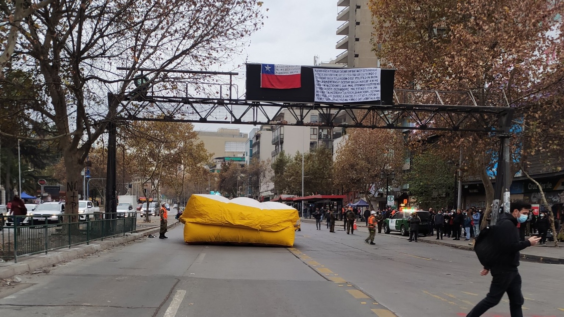 A modo de protesta: Hombre provocó operativo tras subir a una señalética en plena Alameda