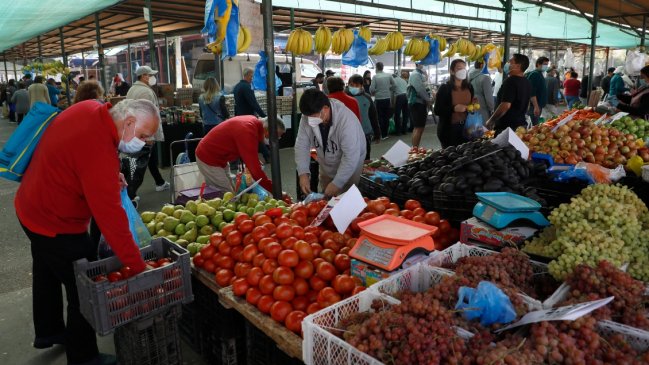 Precios de alimentos en ferias libres están entre 45% y 60% más baratos que supermercados