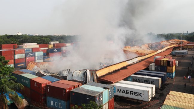  Explosión en depósito de Bangladesh: Incendio deja 49 muertos y 200 heridos  