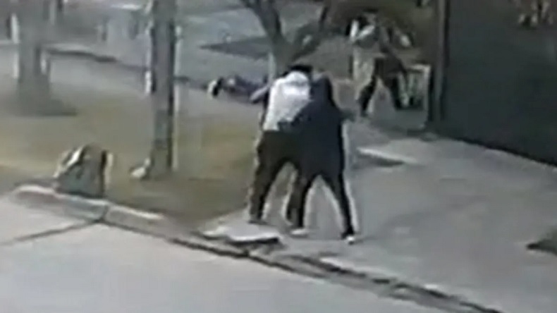 Policía de civil le disparó en la cara a un motochorro: Iba a asaltar a una abuela y sus nietas