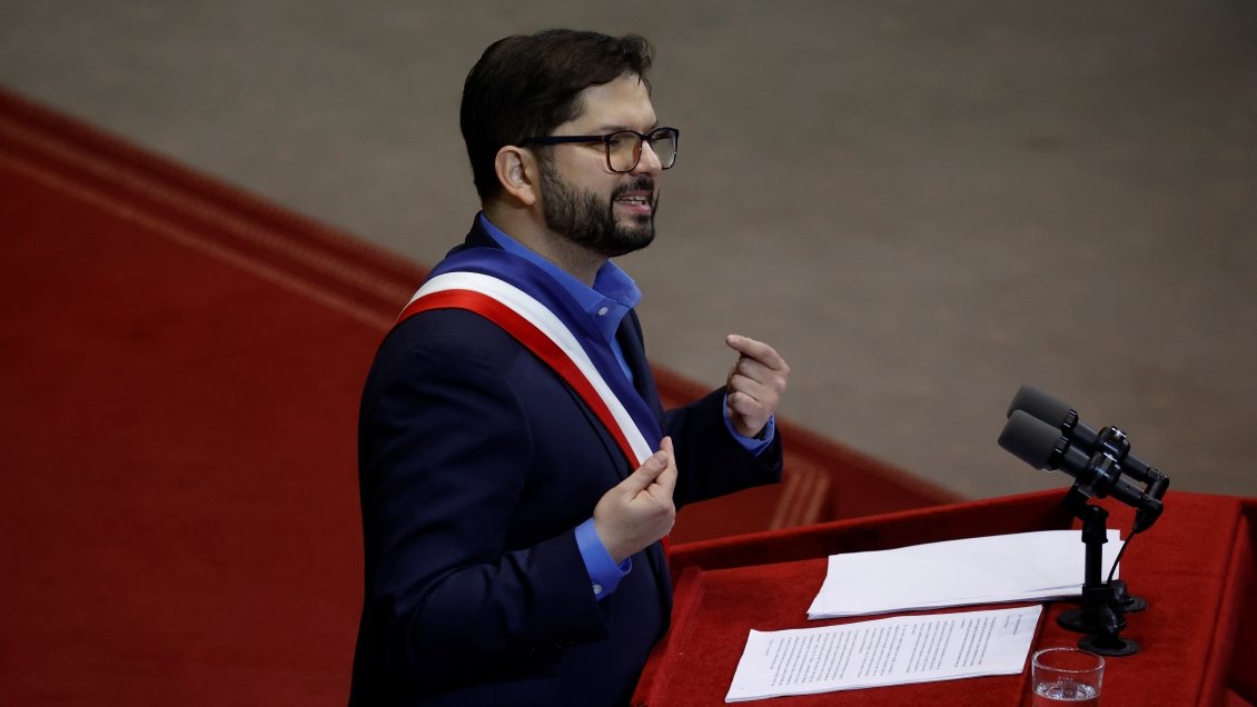 Cadem: Aprobación al Presidente Boric subió ocho puntos tras la cuenta pública