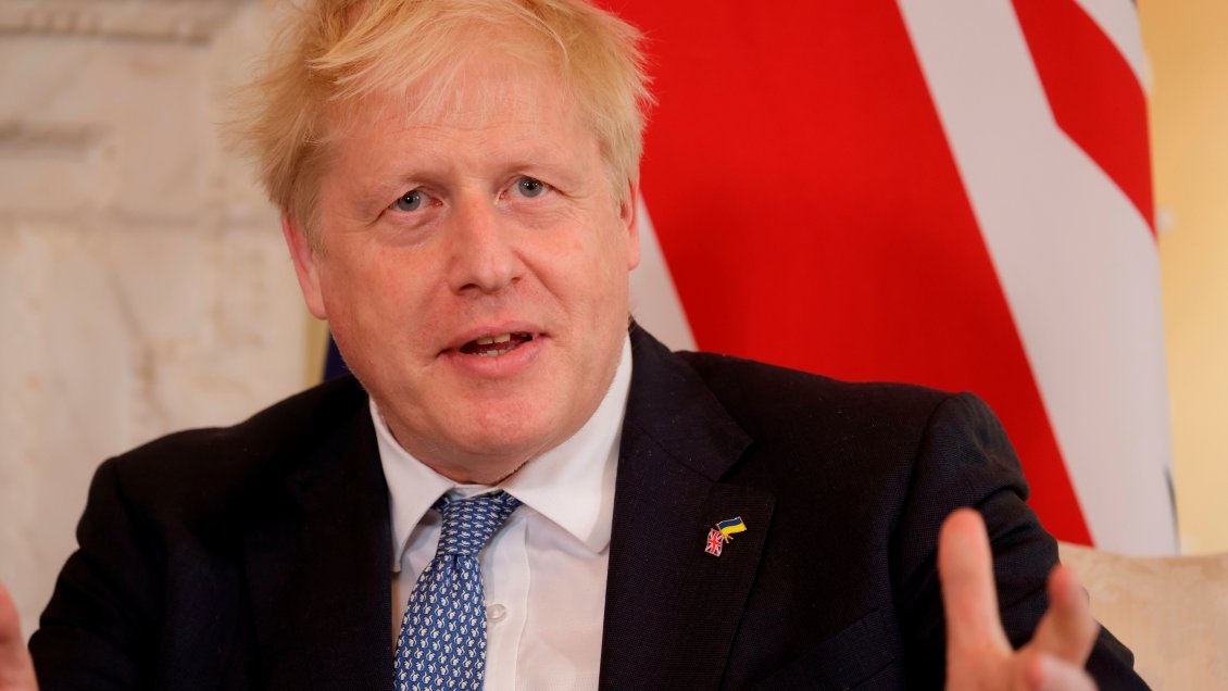 Boris Johnson salva la moción de censura interna con una exigua mayoría