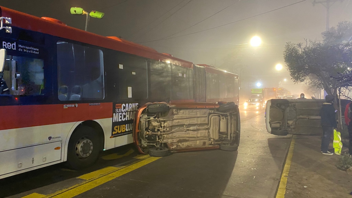 Maniobra para adelantar a un bus del Transantiago terminó con dos autos volcados en San Miguel