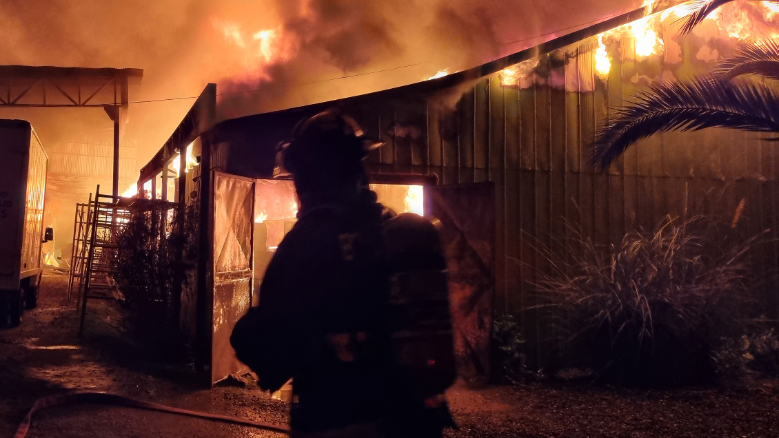 Vilcún: Atacan fundo de la familia Luchsinger-Mackay y dejan lienzo exigiendo su salida