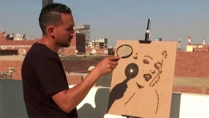   Artista egipcio crea increíbles retratos con la luz del sol, arena y huevos 