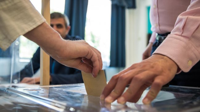 La izquierda supera por poco a la alianza de Macron en las legislativas, según proyecciones