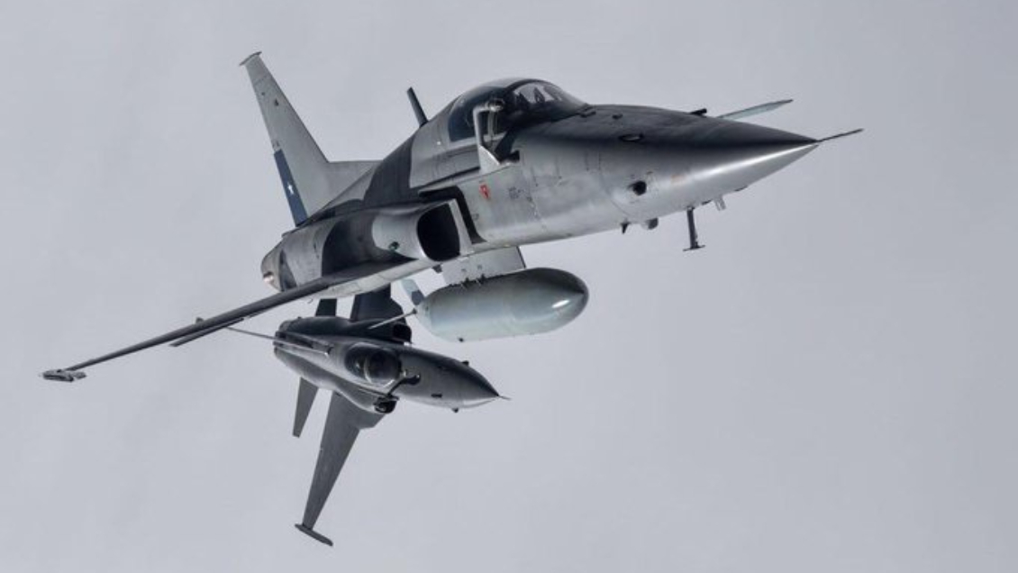 Un avión FACh perdió su cubierta en pleno vuelo