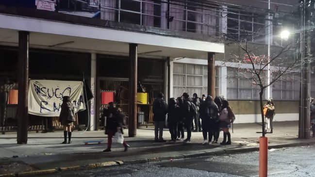 Tres establecimientos educacionales de Concepción amanecieron tomados