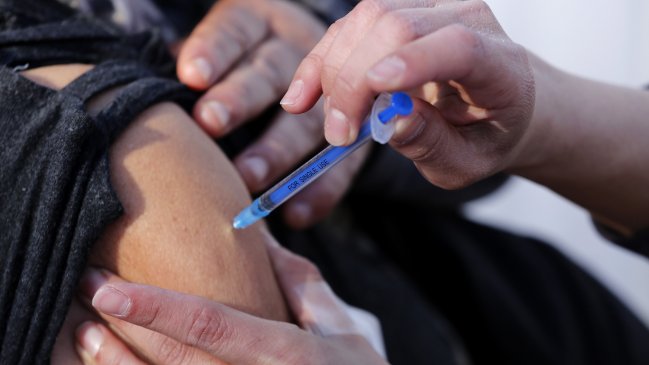 Inmunólogo chileno destaca rol de CoronaVac en control de variantes y como dosis de refuerzo