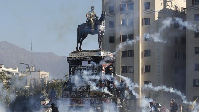 Diputado Alessandri cuestiona traslado de estatua de Baquedano: Este gallito lo ganó la violencia