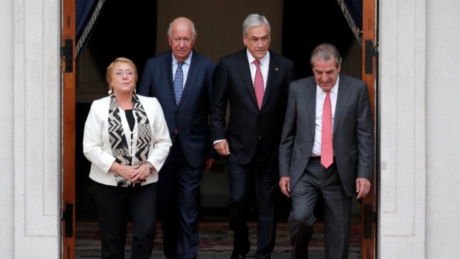 Mesa de la Convención finalmente decide invitar a los ex Presidente a la ceremonia de entrega