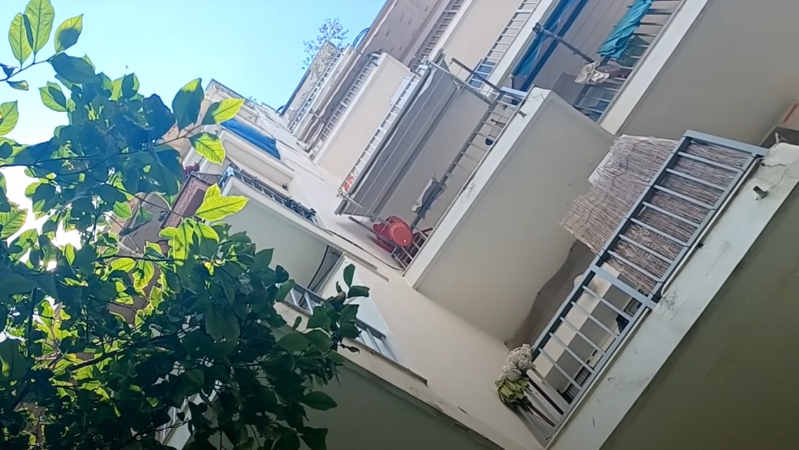 Madre murió tras caer de un balcón: Sus hijos la esperaban en el auto para irse de vacaciones