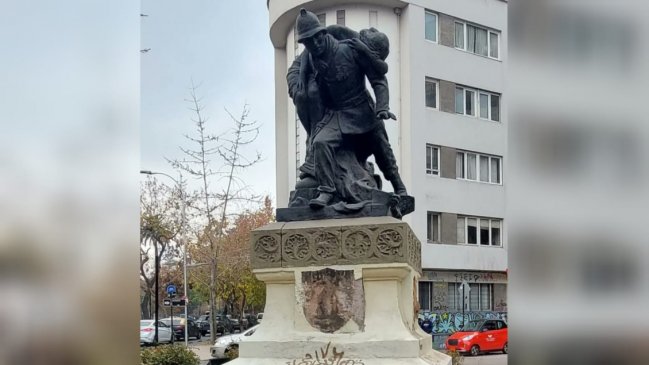   Bomberos denunció robo de placa de un monumento en Santiago Centro 
