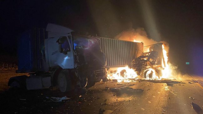 Camión se incendió tras protagonizar accidente de tránsito en Complejo Fronterizo de Monte Aymond