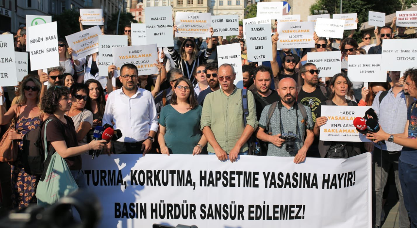 Periodistas de Turquía protestan contra ley que censurará a la prensa