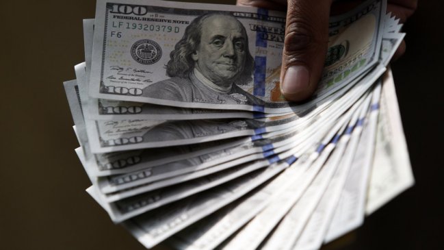 Precio del dólar volvió a superar su máximo histórico y se cotizó sobre los 900 pesos