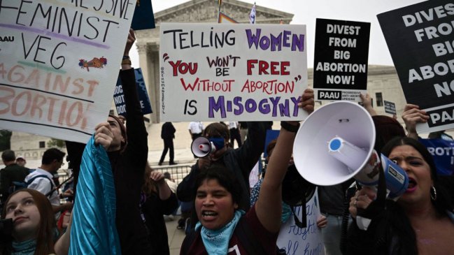  Corte Suprema derogó el derecho al aborto en EEUU  
