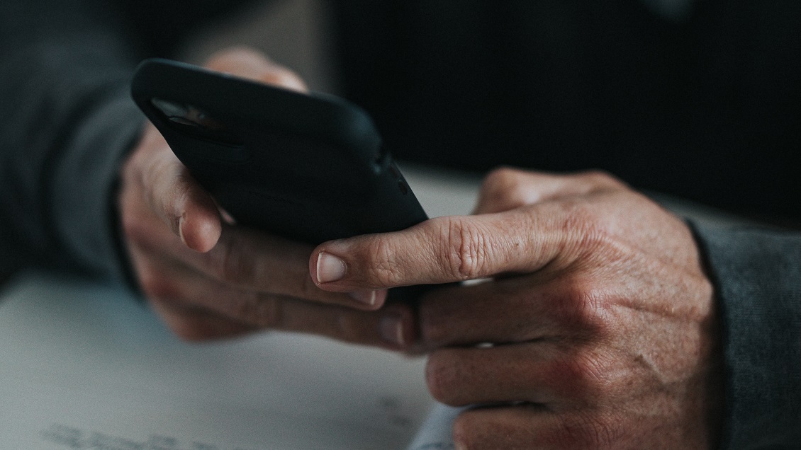 Hombre conoció a una joven 40 años menor en Tinder: Ella lo drogó y desvalijó su casa