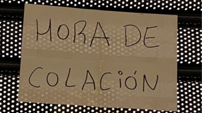 Trabajadora detrás del letrero 