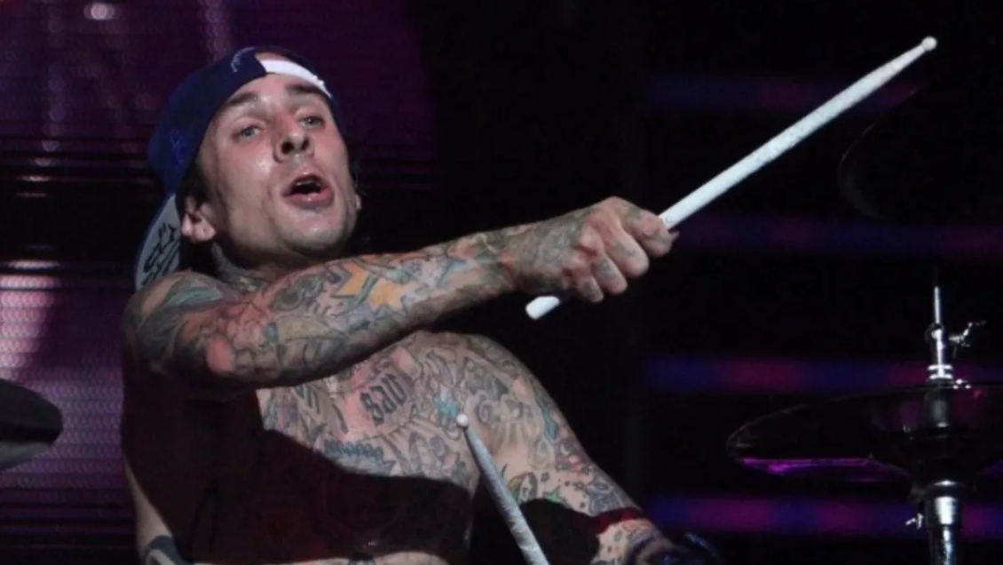 Una pancreatitis fue lo que obligó a Travis Barker a internarse