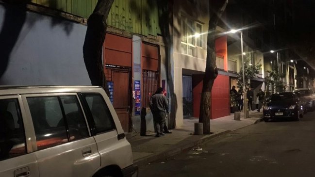 Carabineros investiga homicidio en almacén de Santiago: Víctima recibió disparo en la cabeza