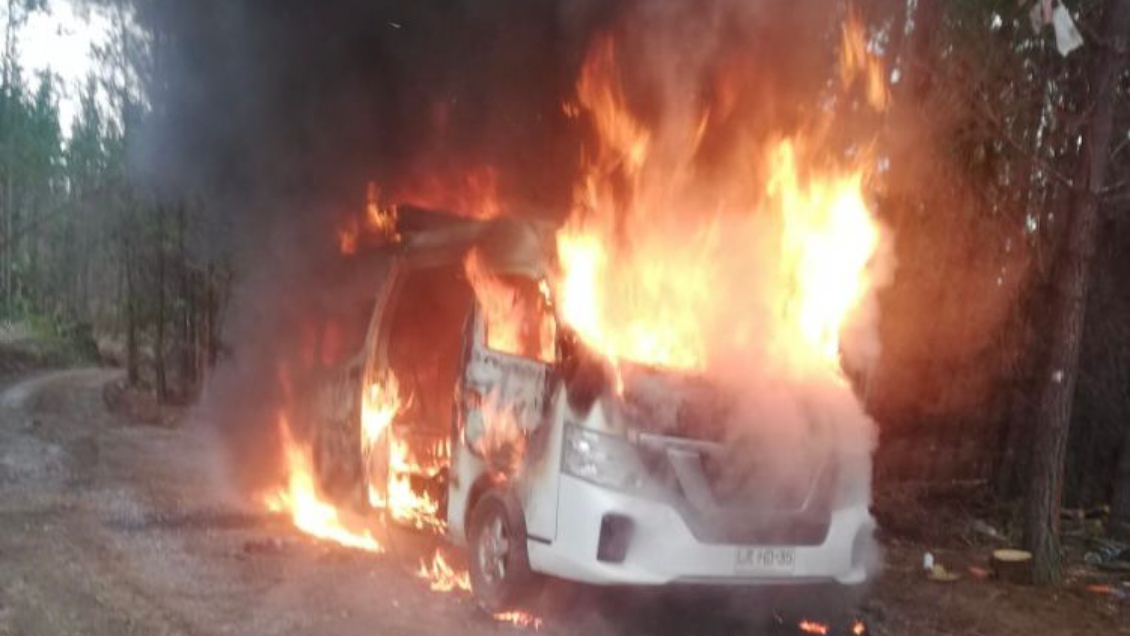 Dos maquinarias forestales y un furgón resultaron completamente quemados en Lumaco