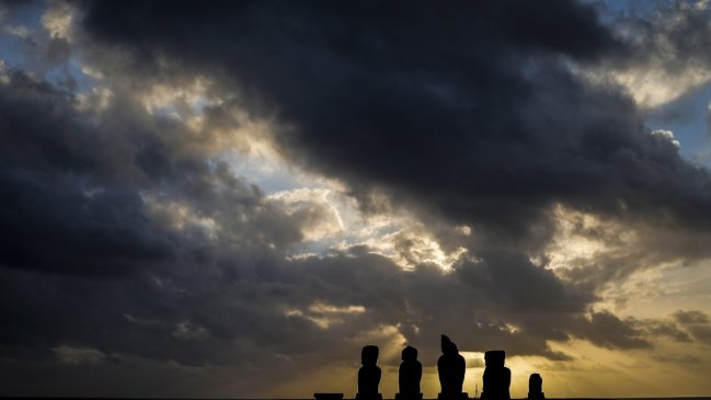   Centenar de pasajeros perdió vuelo humanitario a Rapa Nui tras retraso en toma de test de antígeno 