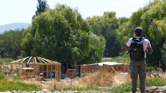  Acuerdan pedir demolición de casas en construcción en toma ilegal de Curicó  