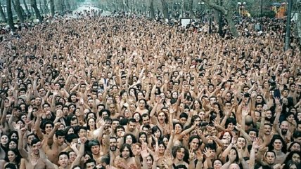 Se cumplen 20 años: Spencer Tunick recordó desnudo masivo en Chile