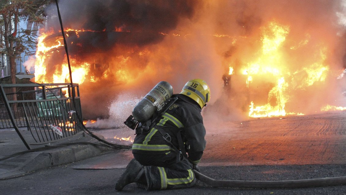 Delincuentes quemaron bus del sistema RED en Cerrillos