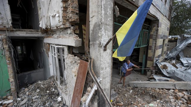 Hallada fosa común con un centenar de muertos en Mariúpol, según asesor local