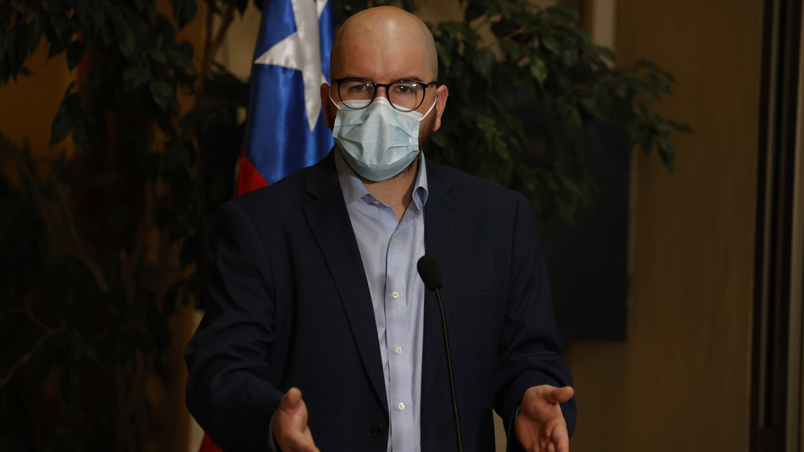 Ministro Jackson adelantó posible modificación del impuesto específico a los combustibles