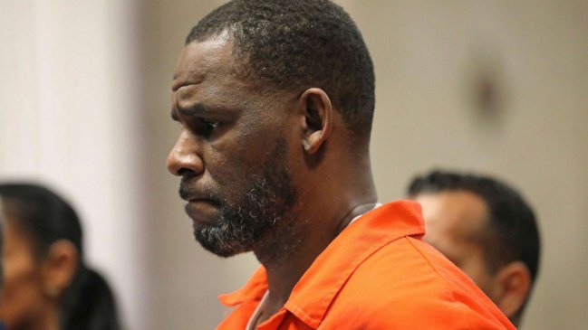 Cantante R. Kelly permanece bajo vigilancia de suicidio tras sentencia por delitos sexuales