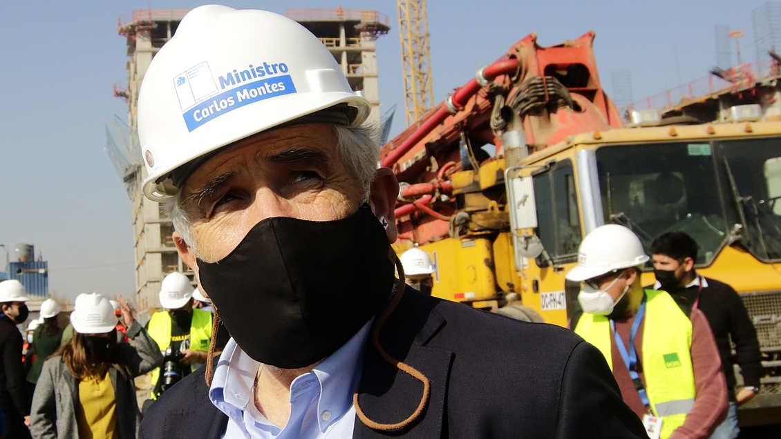 Campamentos en Chile: Ministro se compromete a 