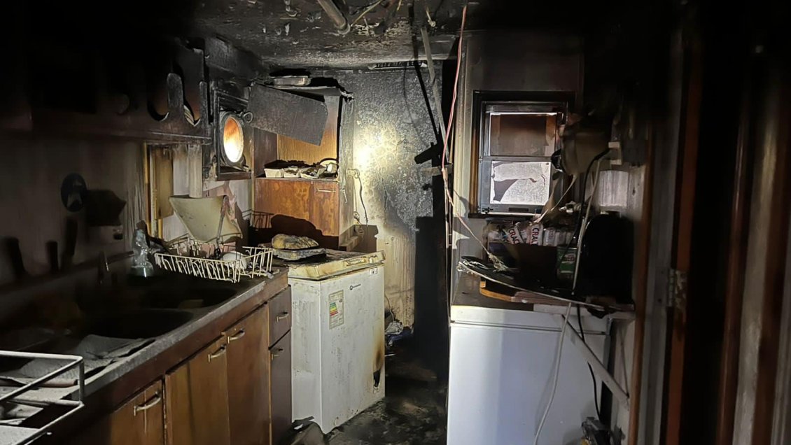 Limitada conectividad complica a Chile Chico tras incendio que destruyó parte de una barcaza