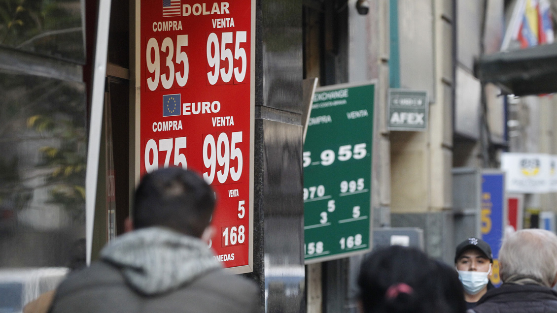 El dólar sigue batiendo récords: Cerró en 951 pesos