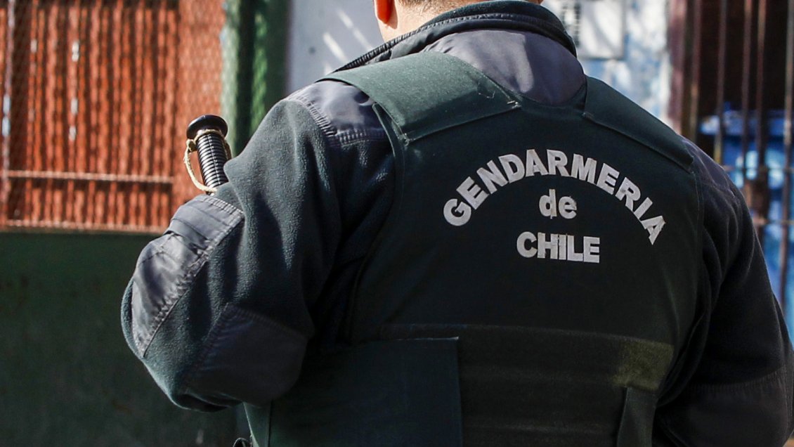 Ciclistas intentaron quemar puerta en desuso de la Escuela de Gendarmería