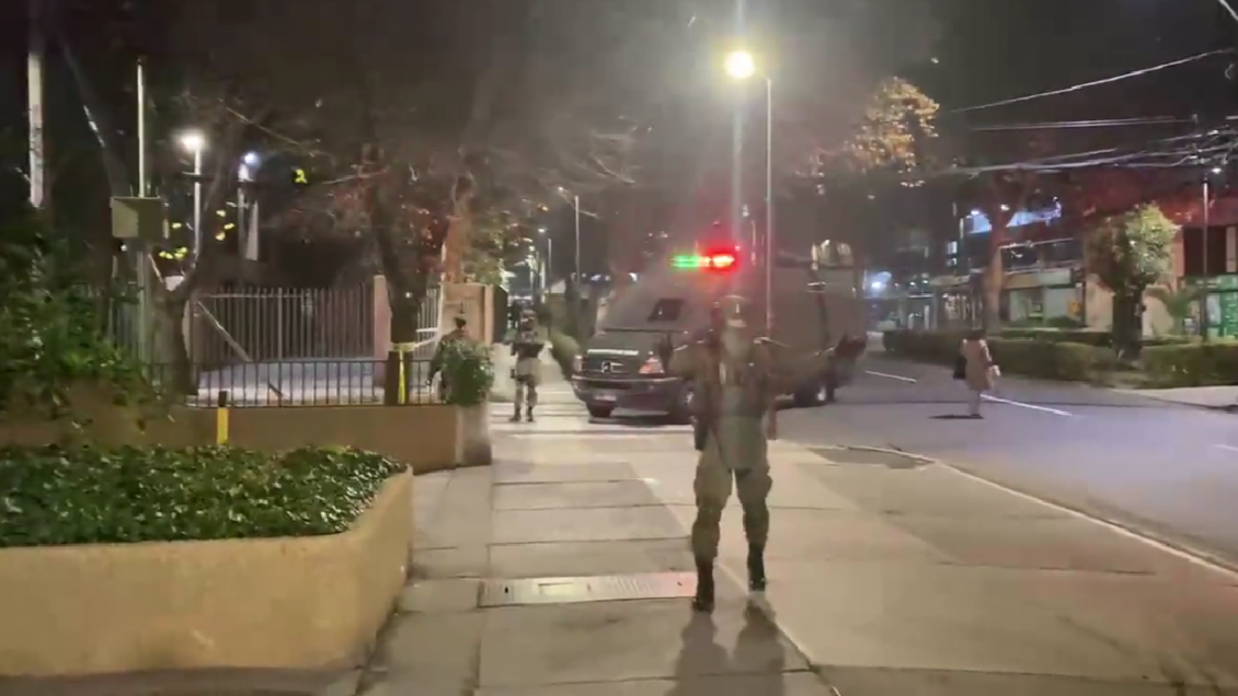 GOPE investiga fuerte explosión afuera de un edificio de Las Condes