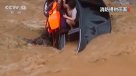 De película: Rescatan a conductora atrapada por inundaciones en China