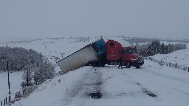 Más de un día tomó sacar un camión que, por un accidente, bloqueó la ruta que une Coyhaique y Balmaceda
