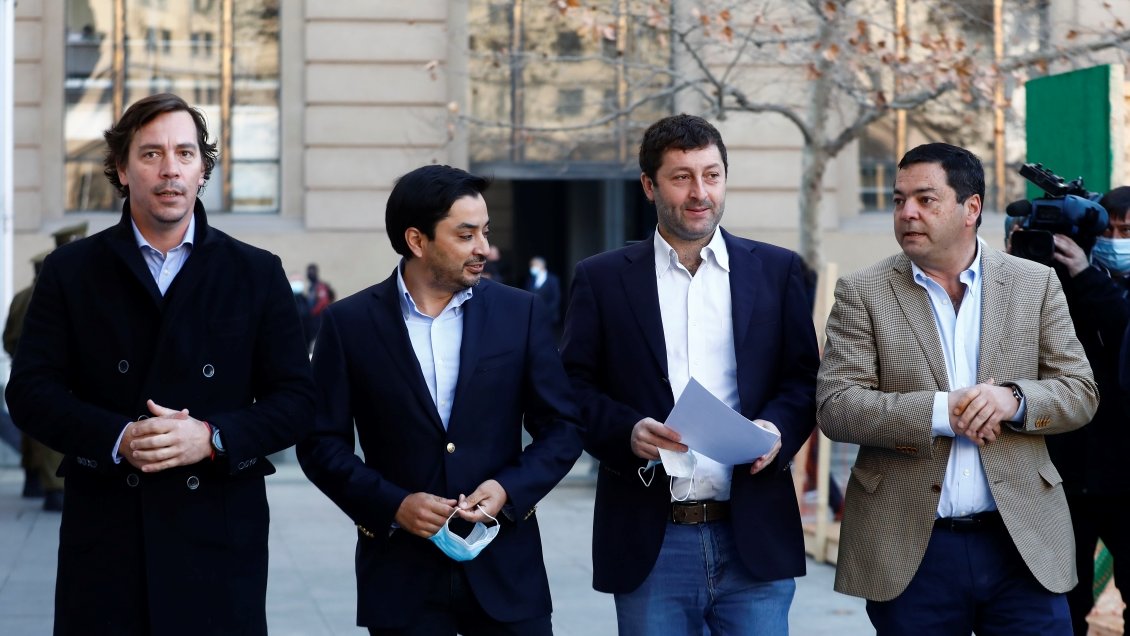 UDI pide que Boric baje temporalmente el impuesto a los combustibles